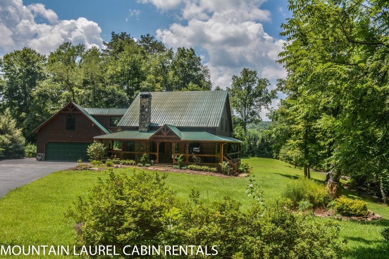 SUGAR CREEKLUXURY 3 BEDROOM LOG CABIN WITH CREEK FRONTAGE, GAME ROOM, WiFi, MASTER SUITE WITH