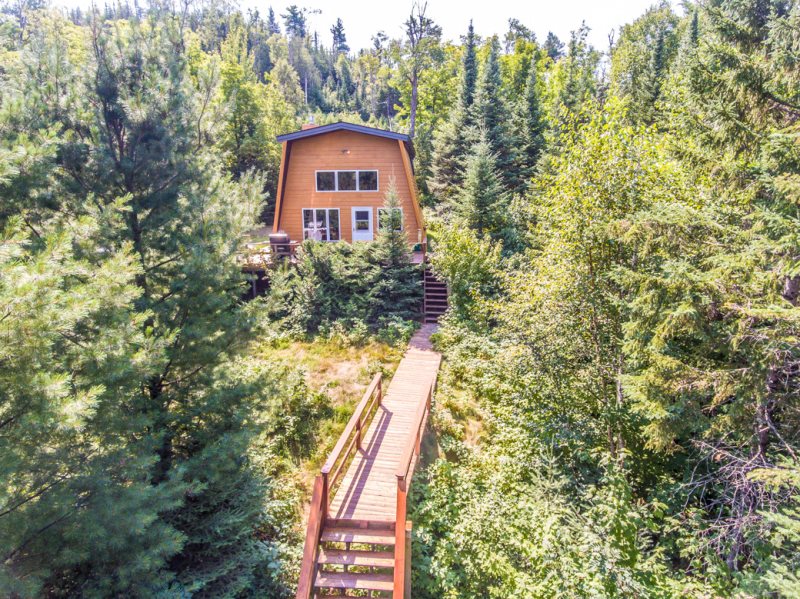 Caribou Escape Pet Friendly Cabin on the Caribou Lake in Lutsen, M