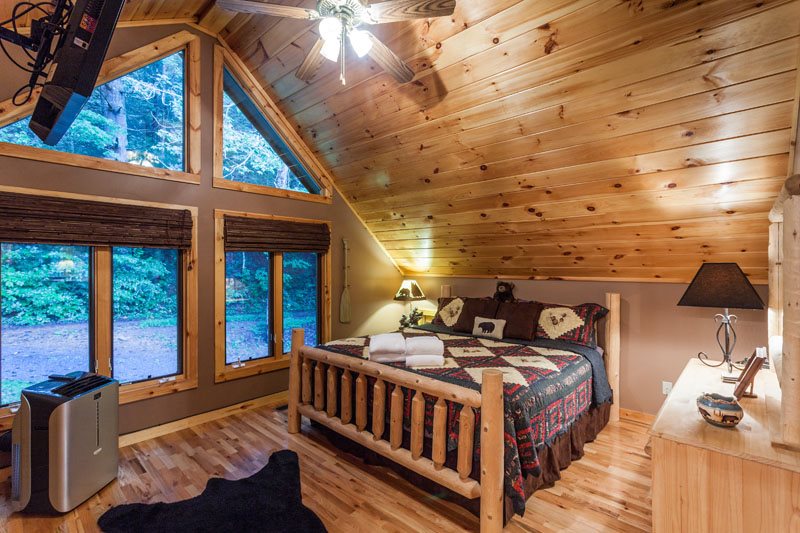 Yogi`s Hideaway, North GA. Cabin Rentals, North Cabins, Ellijay Ga. Mountain Oasis Cabin