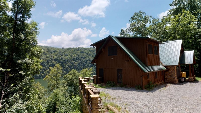 On The Rocks 4br 4 5ba Lakefront Cabin W Private Dock Perfect Tn Vacation Rental For Large Multiple Families