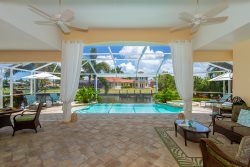 Coconut - Luxury Vacation Home with Amazing Infinity Edge Pool & Hot Tub 
