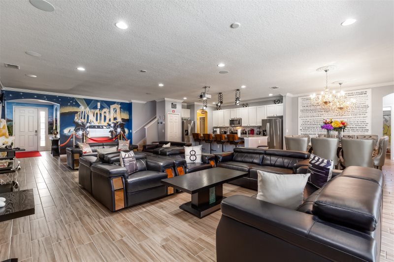 Hollywood Famous Bowling House Solterra Resort Community