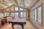 Chalet Meyer - Walk to the slopes! Pool Table, 2 Fireplaces & Wifi!