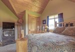 Elk Creek Retreat bedroom wiht queen bed. 