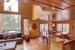 Big Bear Lodge with vaulted ceilings and viewa.