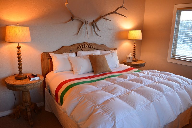 Inviting Lodge Room For Two With Private Bath At Silverpick