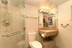 Residence 31 provides 4.5 Bathrooms 