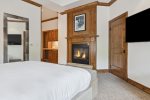 Studio residences offers a king or 2 Queen size beds, gas fireplace and flatscreen TV