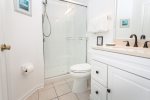 Queen bedroom ensuite bathroom