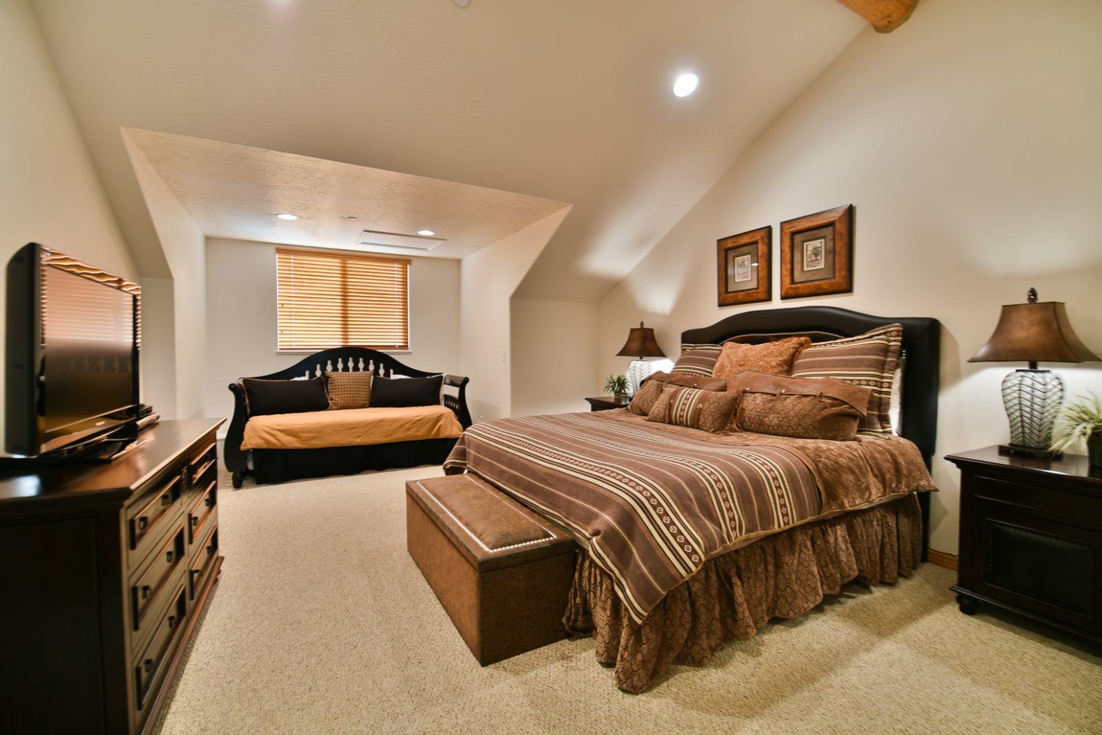 Luxury condo at Moose Hollow in Ogden Valley, Wolf Creek Resort, Snow basin & Powder Mountain