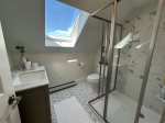 Upstairs Full Hall Bathroom