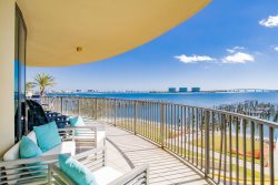 Gorgeous bay front view! Spacious floor plan! Lazy river, great pools