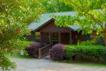 Marilee Cottage - Cozy cabin with fire pit and pool table near Unicoi State Park
