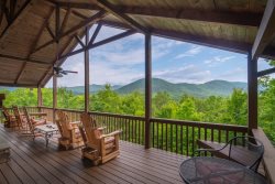 Lazy Bear Lodge - Spacious mountain cabin with spectacular mountain views & hot tub close to Helen
