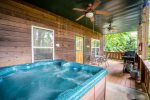 Alpine Rose - Cozy cabin with hot tub overlooking downtown Helen