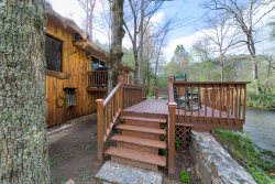 Elk Manor - Serene riverfront cabin, minutes from downtown Helen