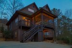 Woodland Lodge - Spacious rustic family retreat with hot tub and fire pit minutes from downtown Helen