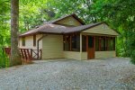 GiGi's Mountain House - Newly-restored ranch-style house with hot tub in downtown Helen