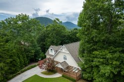 Cinna-Bahn Haus - Fully loaded family home with hot tub and game room less than 5 minutes from downtown