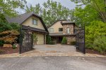 Hideaway Manor - Spacious luxury home with hot tub, gated entrance minutes away from downtown Helen