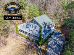 Porchside Getaway - Lovely Home Close to Downtown Helen