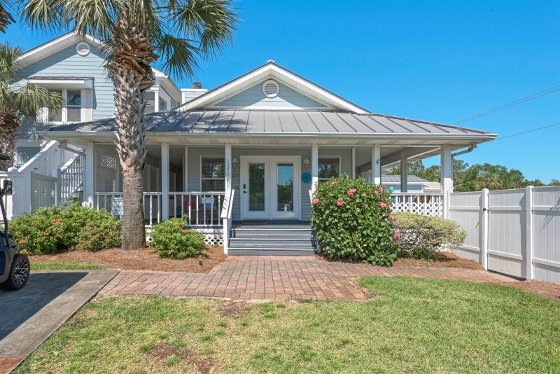 Pet Friendly 5 Bedroom 3 Bath Home Located In The Crystal Beach Area Of Destin Fl Home Is Close To The Public Beach And Within Walking Distance Of Some Restaurants