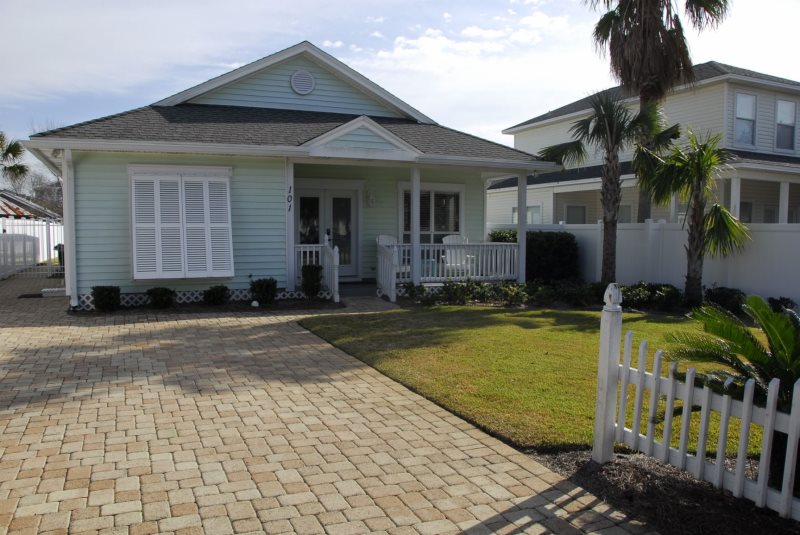 3 Bedroom 2 Bath Pet Friendly Vacation Home Located In The Crystal