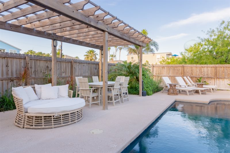 This Exquisite Home With A Beautiful Pool It S Great For