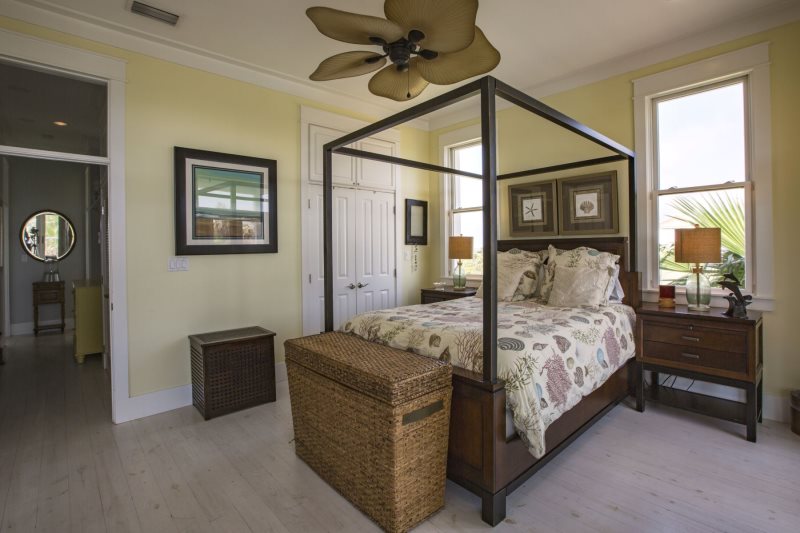 Beach Front Street at beach access 4.5 bedroom...5 bath Home with