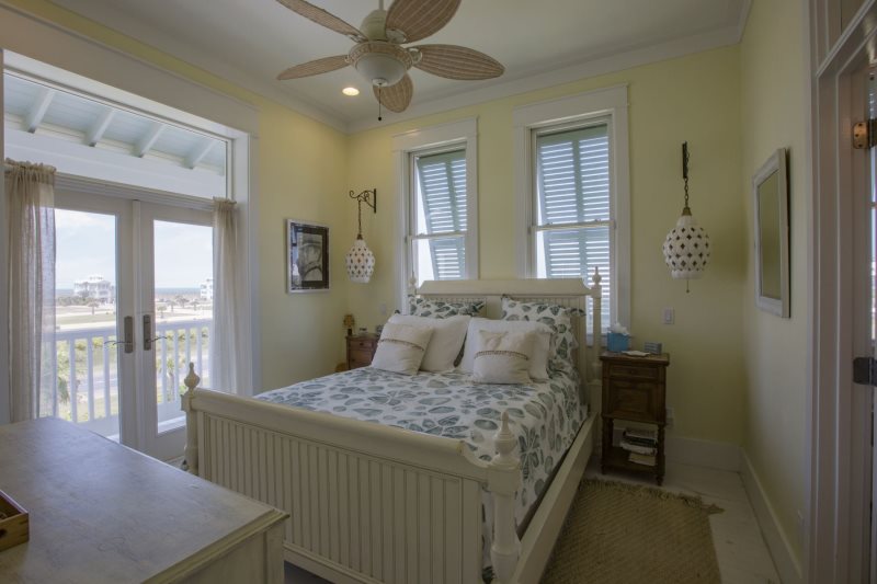 Beach Front Street at beach access 4.5 bedroom...5 bath Home with