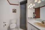 Queen en suite bathroom
