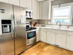 Whether you`re making pancakes for twelve or just pouring wine for two, this bright kitchen has everything you need to feel at home.