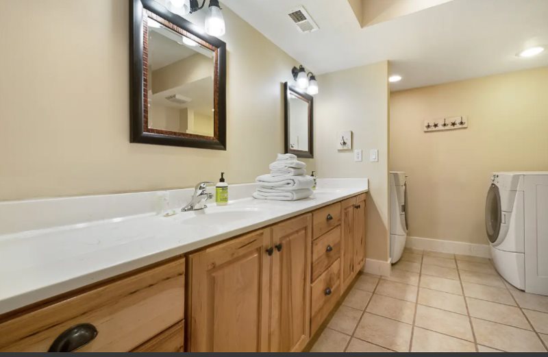 Bear Lake Lodging, Cabin Rental, Spruce Pine Retreat, Garden City