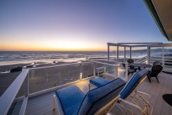 The Seal House: Oceanfront Bliss with Private Beach Access, Dog Friendly! 
