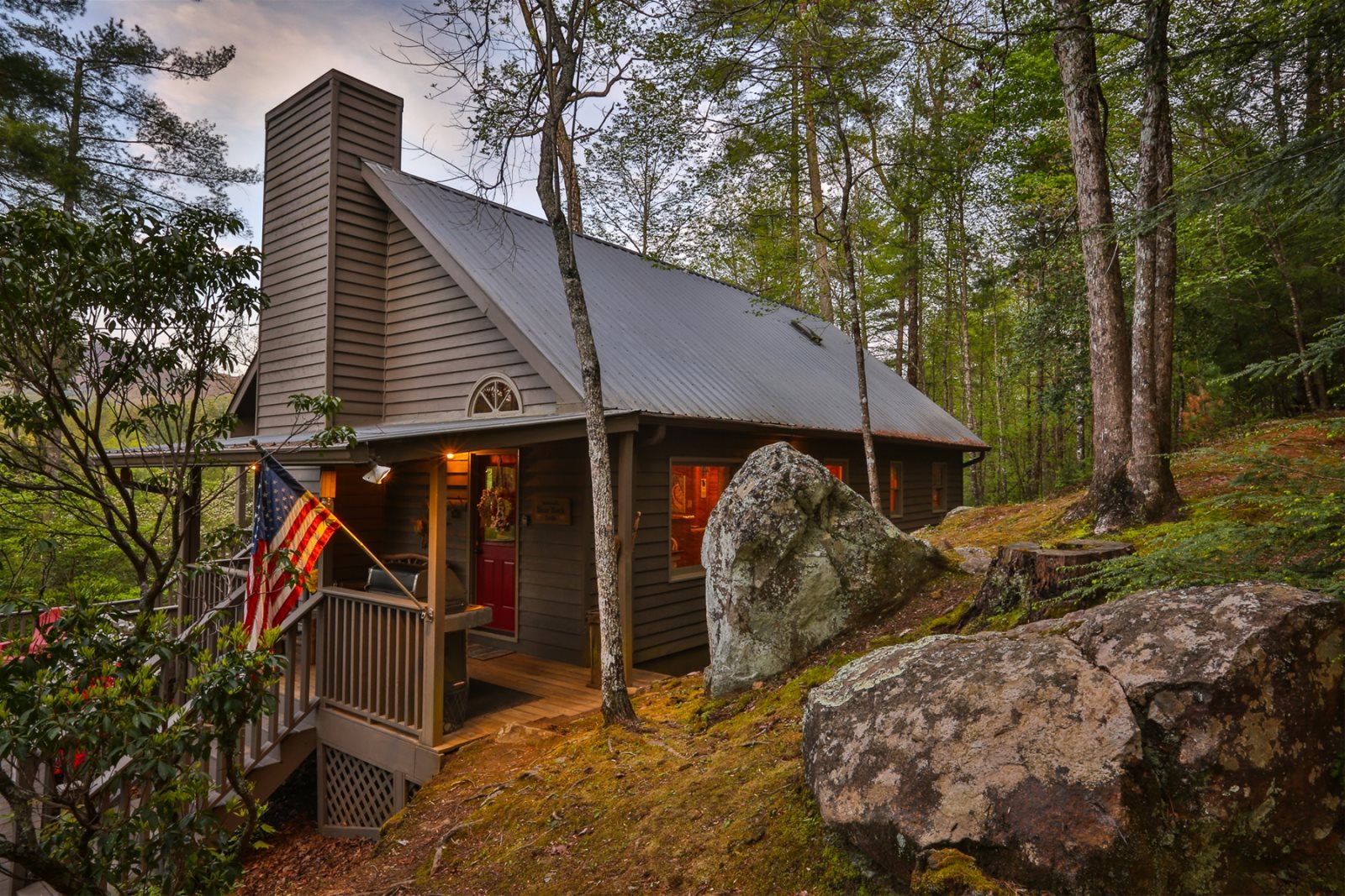 Blue Sky Cabin Rentals Bear Rock Lodge on 3 acres