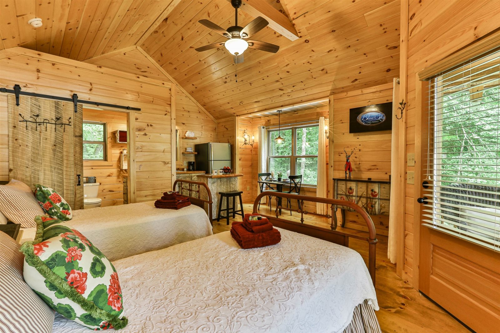 Blue Sky Cabin Rentals Lord Of The Lake Lass Of The Lake