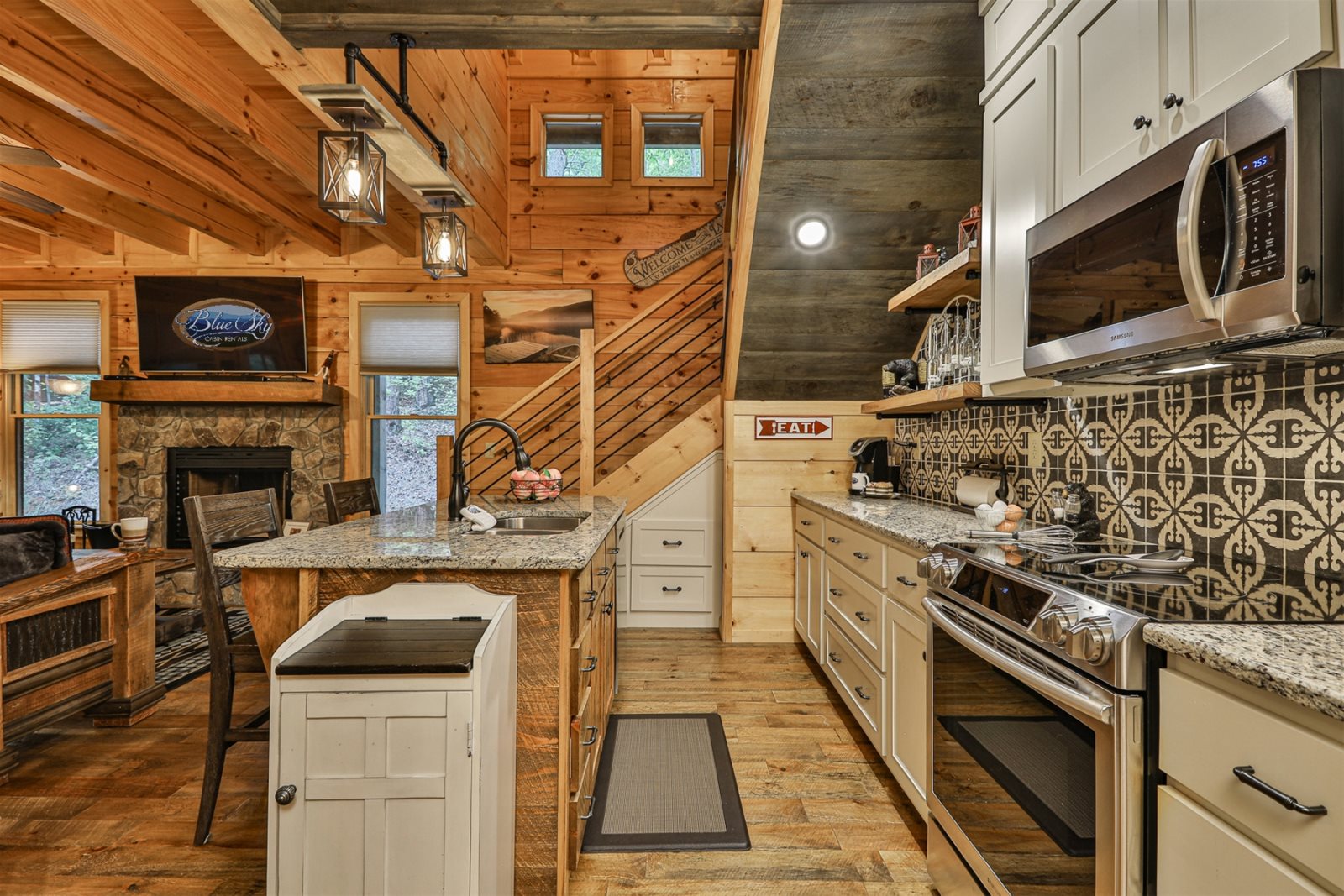 Waterfront Cabin - Just Liv' - Blue Sky Cabin Rentals - Luxury Off-Grid Vacation Rentals With Kitchen And Fire