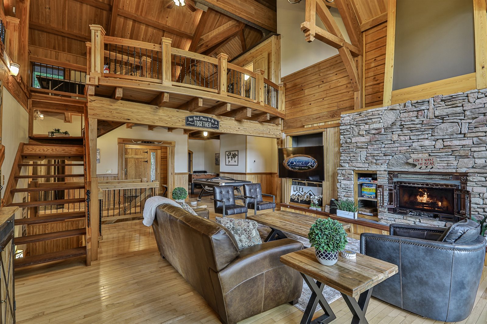 Blue Sky Cabin Rentals: Mountain Top Lodge