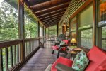 Enjoy nature in the screened in porch with abundant seating