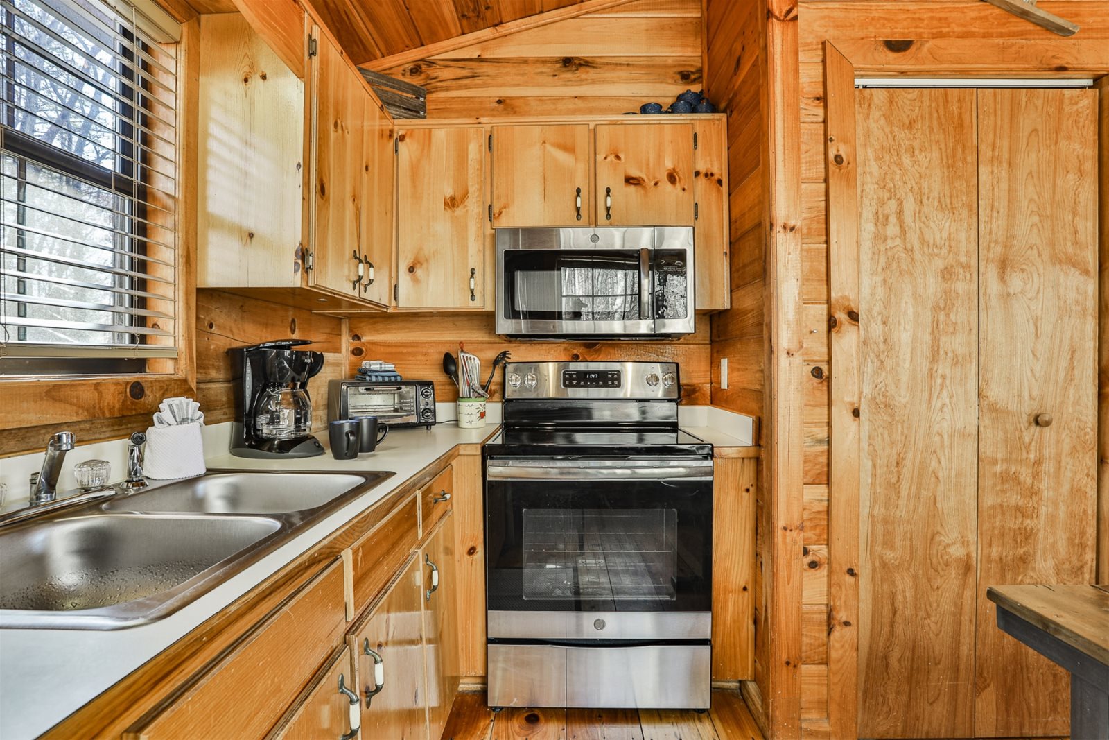 Blue Sky Cabin Rentals: Whiskey Ridge