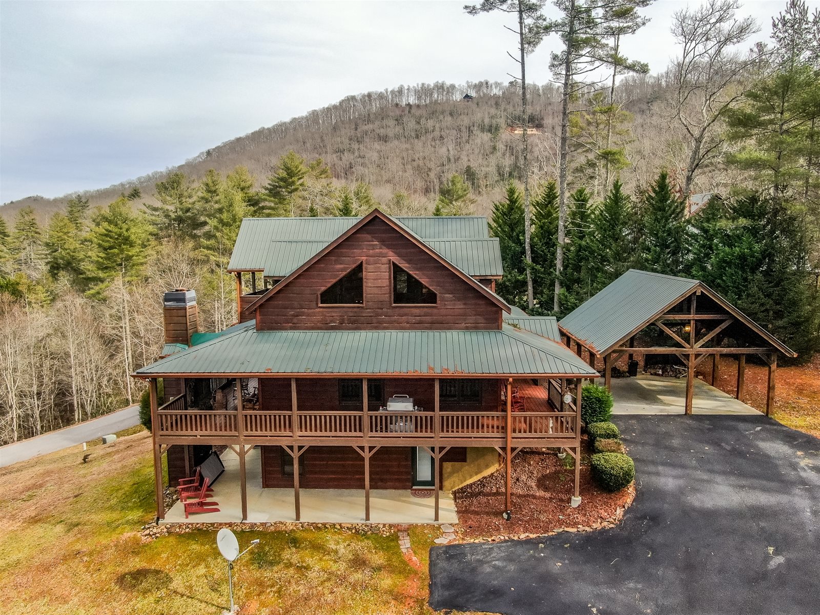 Blue Sky Cabin Rentals: Bear Lodge Retreat - North Georgia Mountains