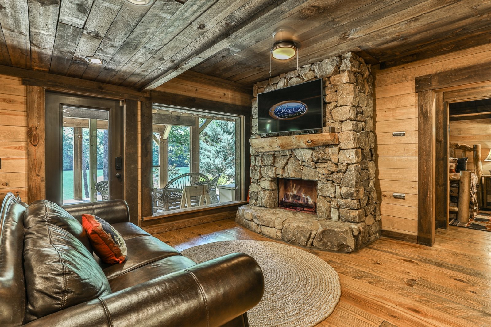 Gorgeous lake front cabin in Blue Ridge, Georgia with a hot tub, fire ...