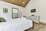 Queen Bedroom On Main Level 