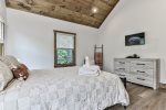 Queen Bedroom On The Main Level 