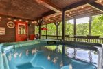 Enjoy The Hot Tub In The Mountains 