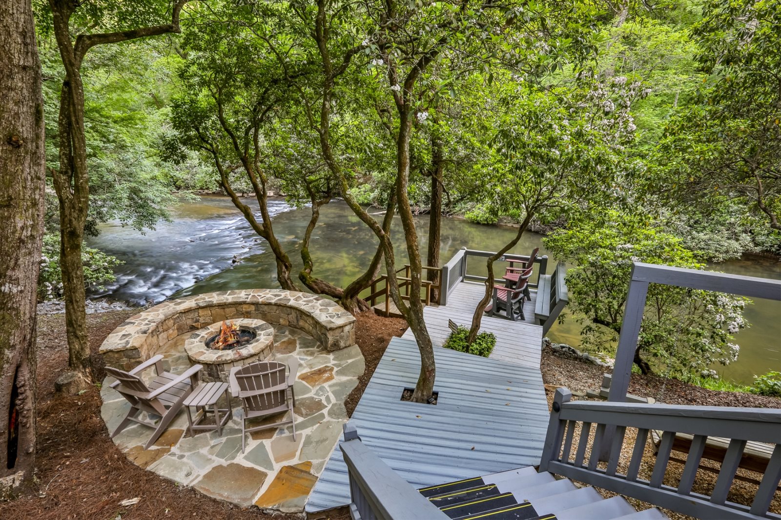 Blue Sky Cabin Rentals: River Rhapsody
