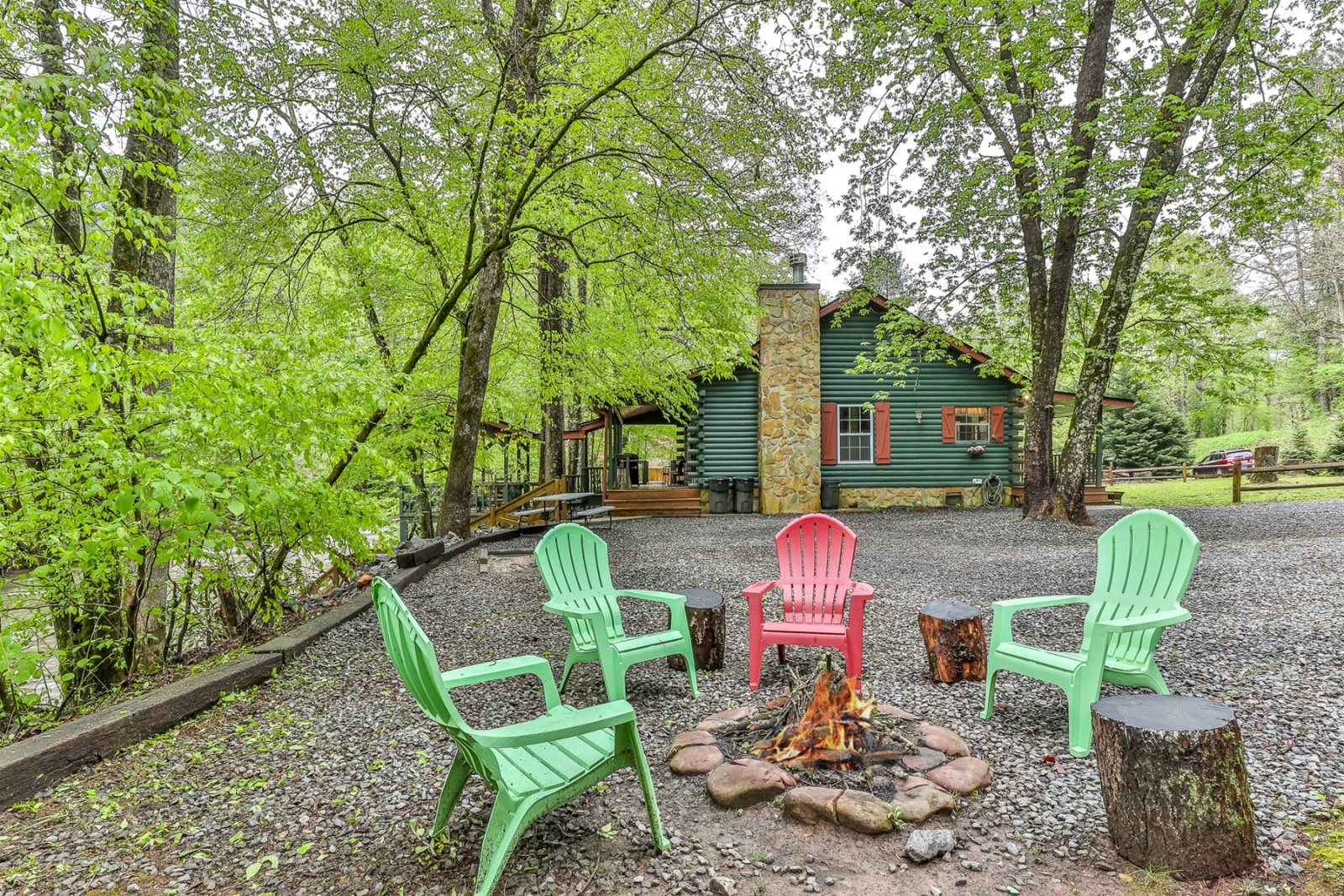 Blue Sky Cabin Rentals: Creekside Reflections