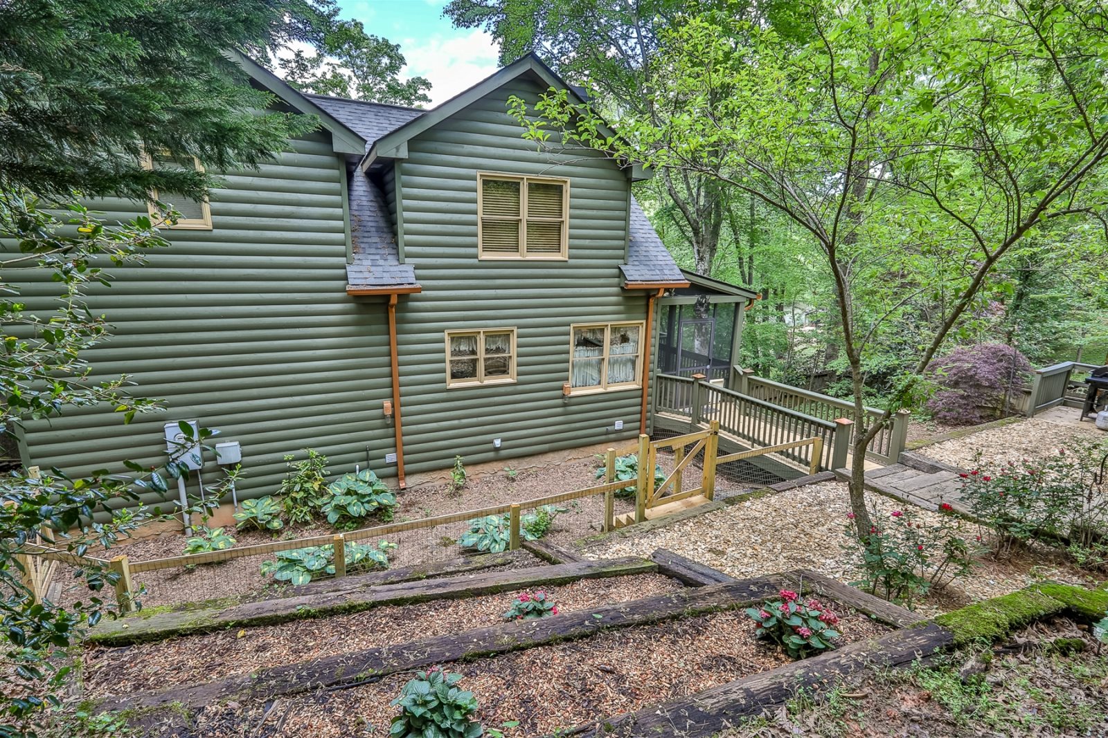 Blue Sky Cabin Rentals River's Edge water fun