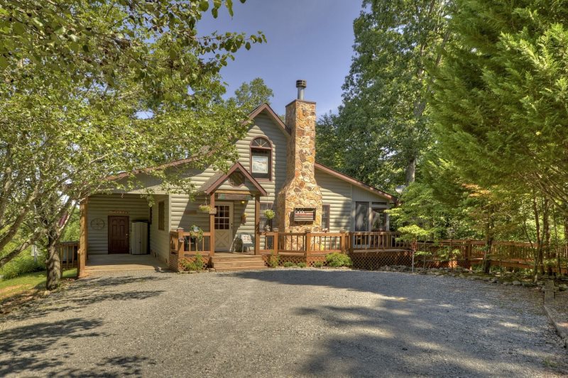 My Mountain Cabin Rentals Snuggle Inn Cabin Treehouse