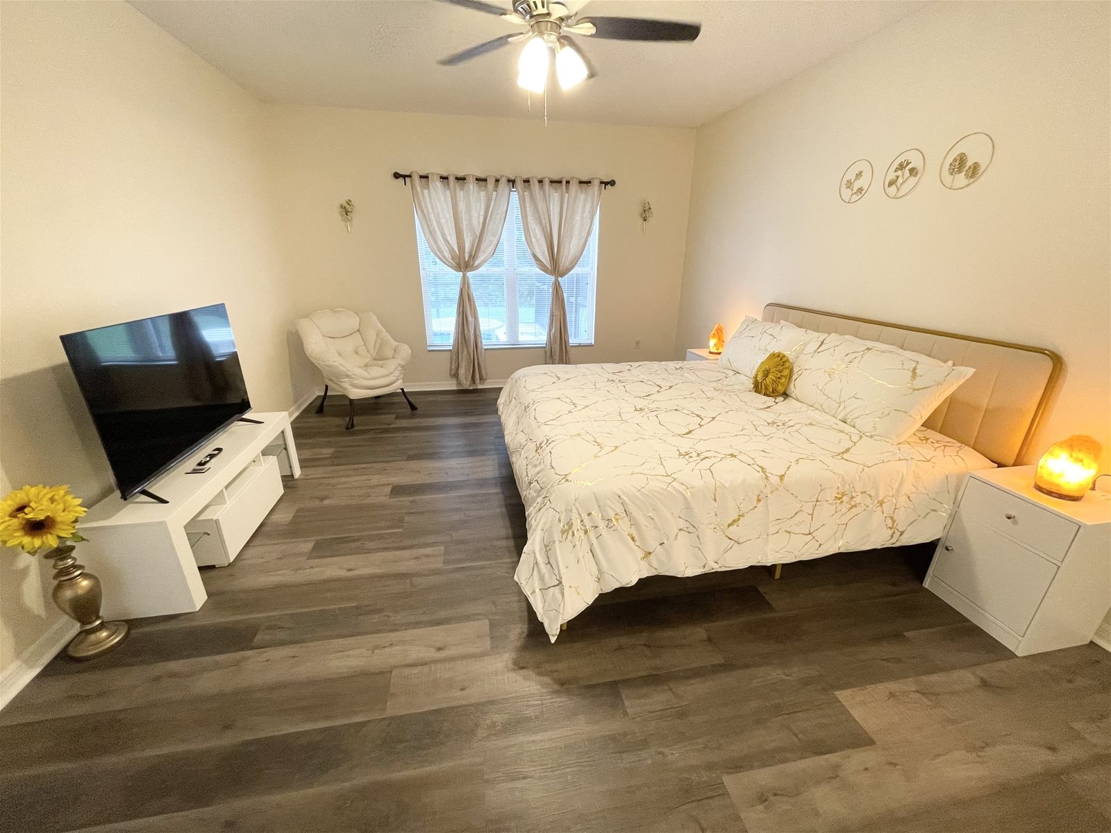 Main floor king bedroom